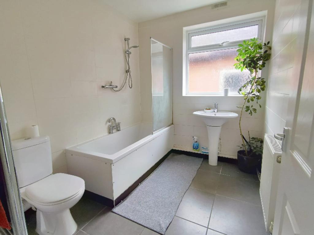 4 Bedroom Semi-Detached for Sale in West Bromwich, B71 2DR