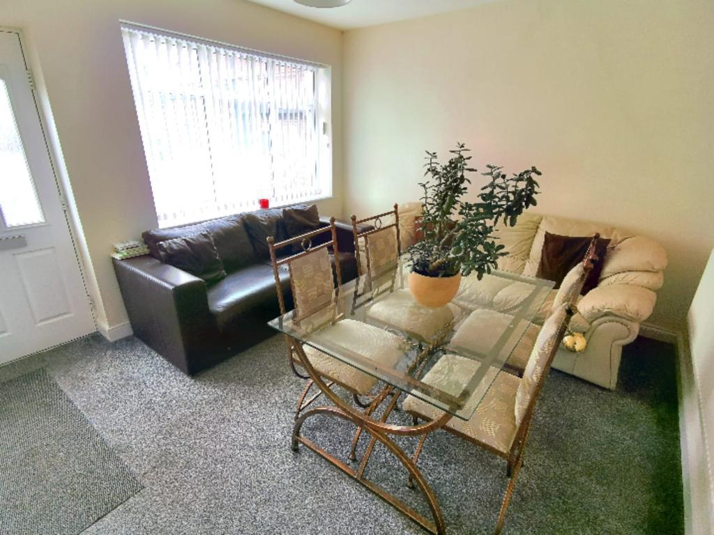 4 Bedroom Semi-Detached for Sale in West Bromwich, B71 2DR