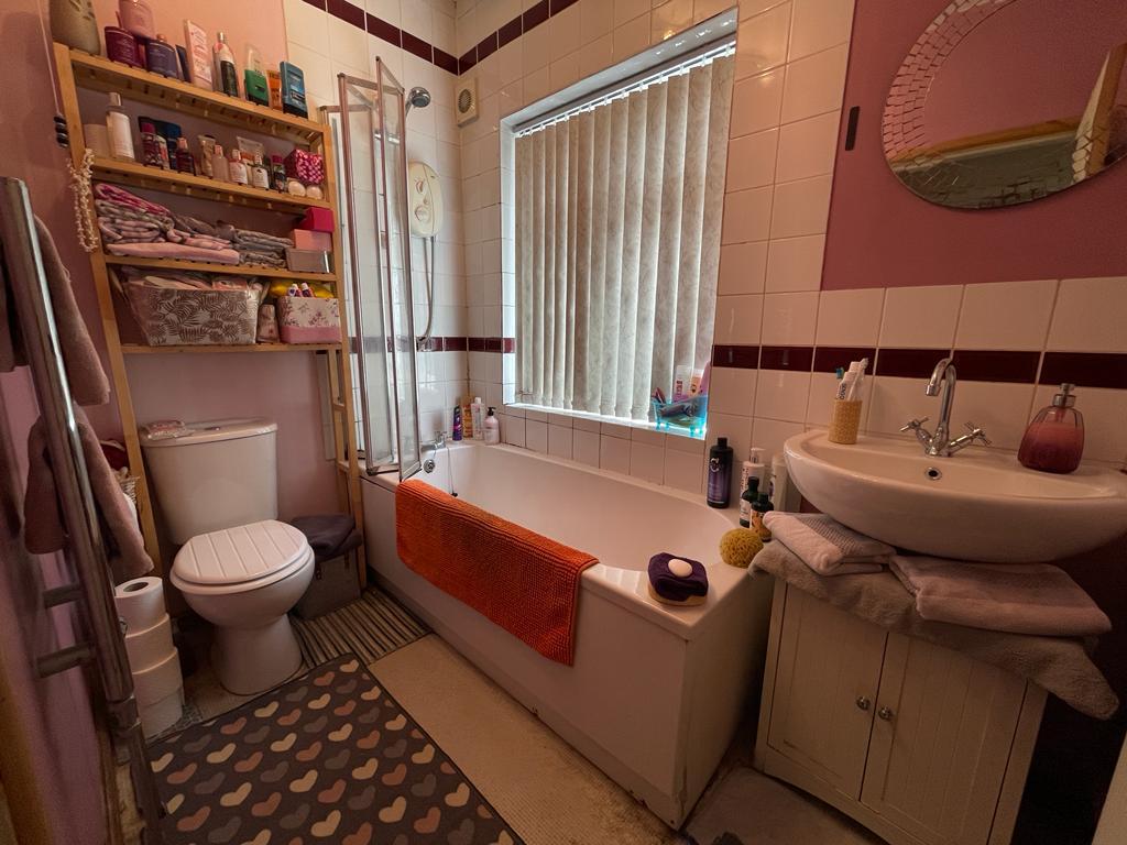 4 Bedroom Semi-Detached for Sale in West Bromwich, B71 3BY