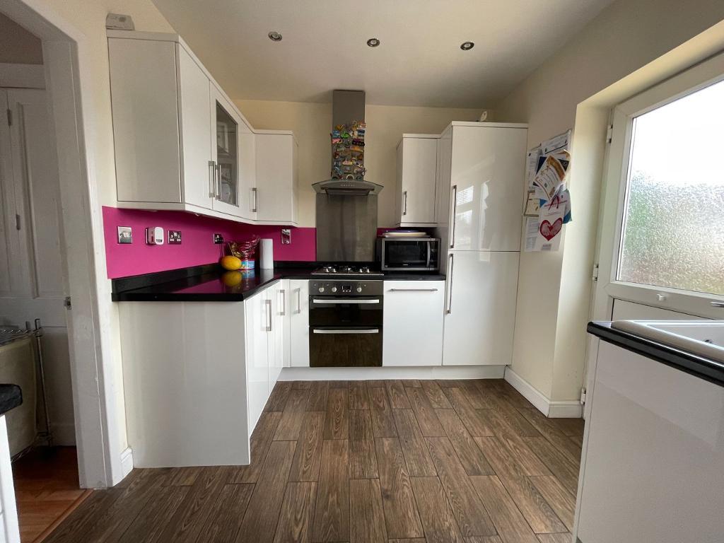 3 Bedroom Semi-Detached for Sale in West Bromwich, B71 2RB