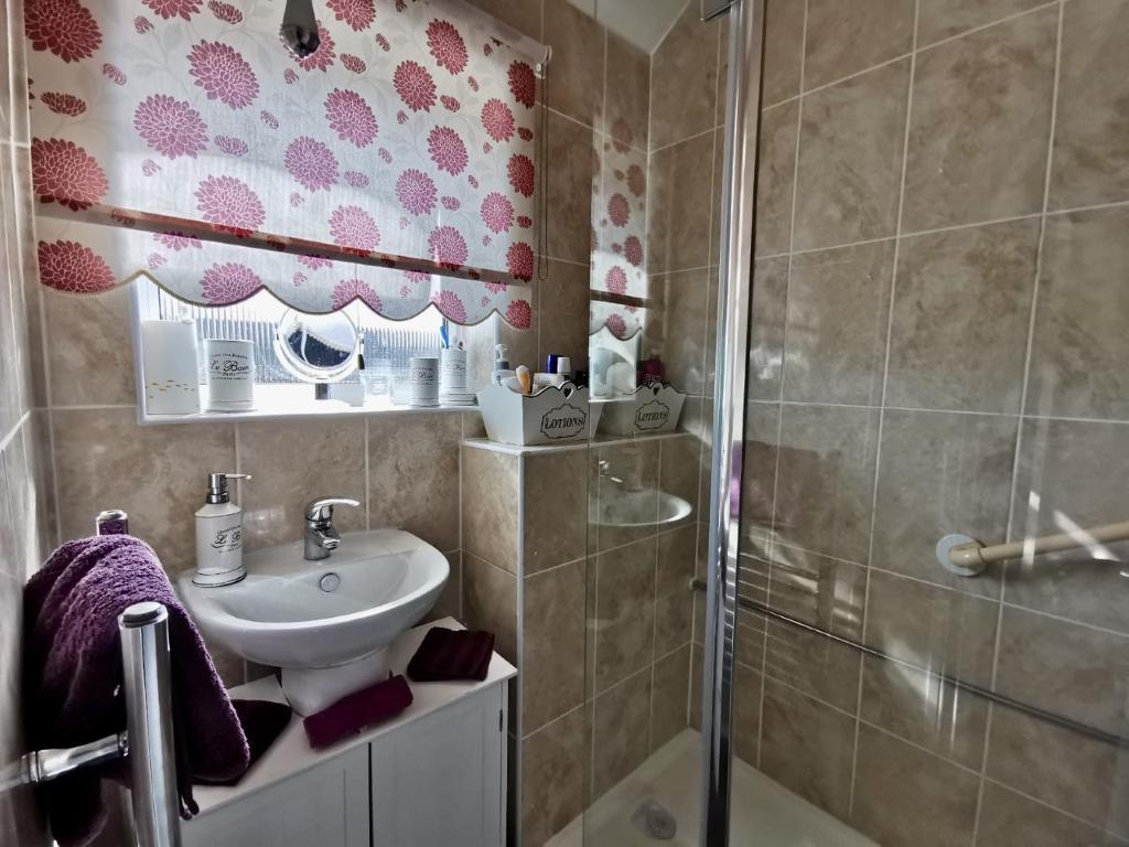 3 Bedroom Semi-Detached for Sale in West Bromwich, B71 2NH