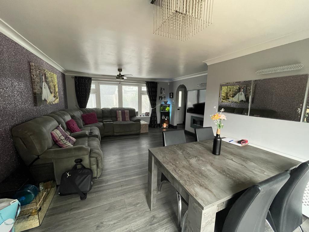 3 Bedroom Semi-Detached for Sale in West Bromwich, B71 2LT