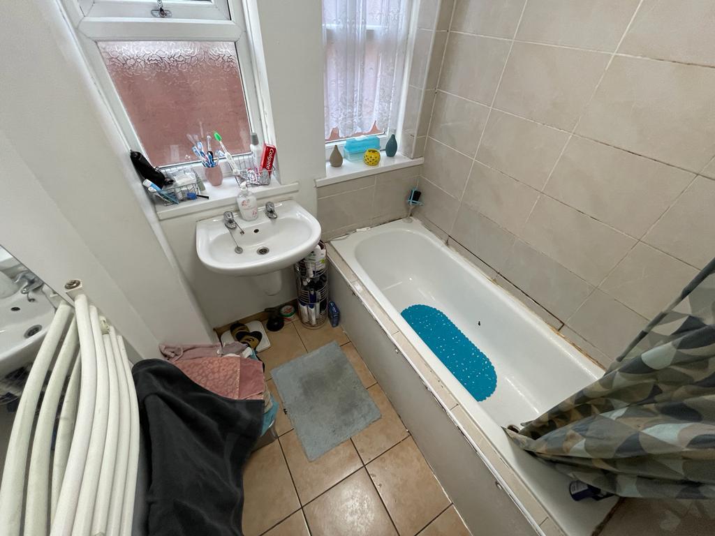 3 Bedroom Semi-Detached for Sale in Oldbury, B69 3EY