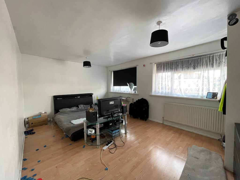 3 Bedroom Semi-Detached for Sale in Oldbury, B69 3EY