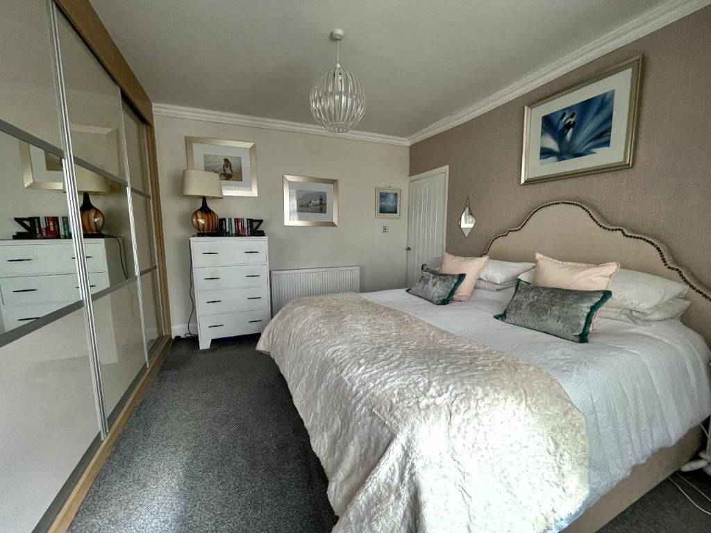 3 Bedroom Semi-Detached for Sale in West Bromwich, B71 1AA