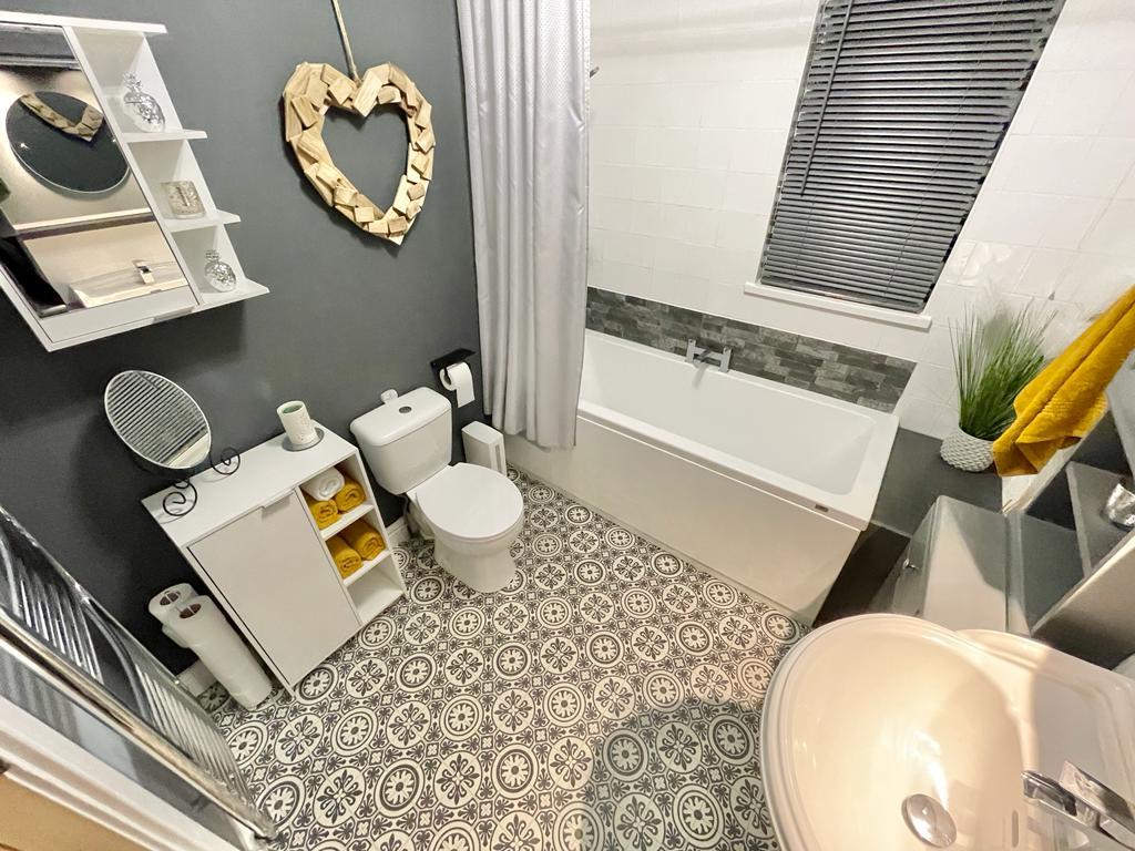 4 Bedroom Bungalow for Sale in West Bromwich, B71 3LW