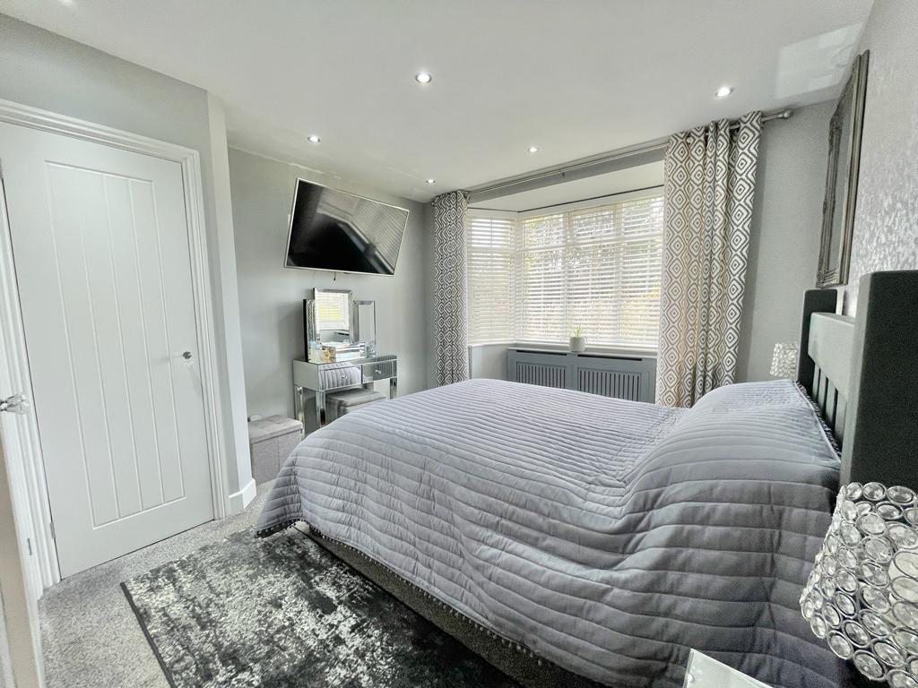 4 Bedroom Bungalow for Sale in West Bromwich, B71 3LW