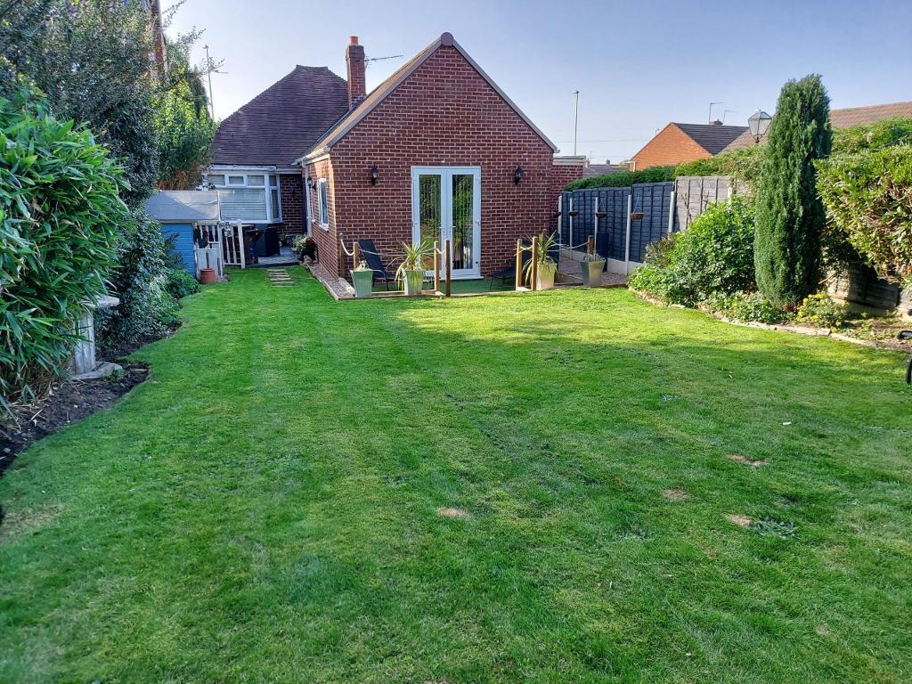 4 Bedroom Bungalow for Sale in West Bromwich, B71 3LW
