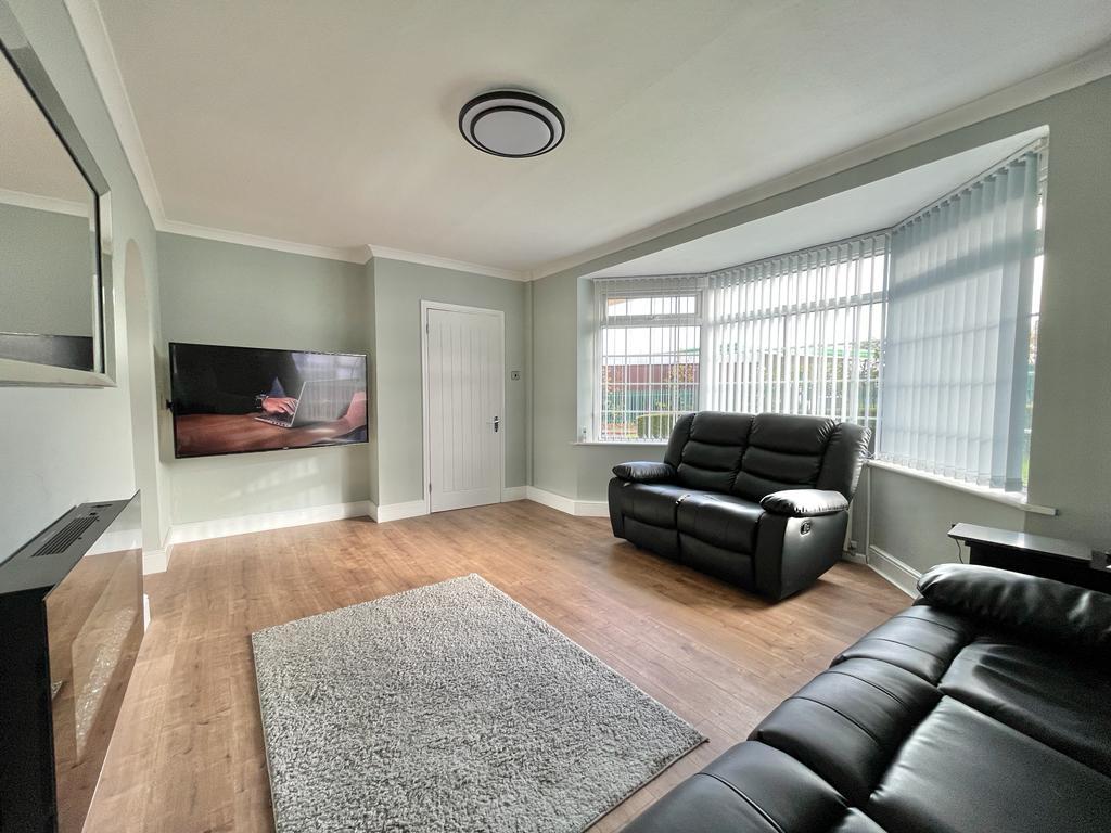 3 Bedroom Semi-Detached for Sale in West Bromwich, B71 3NB