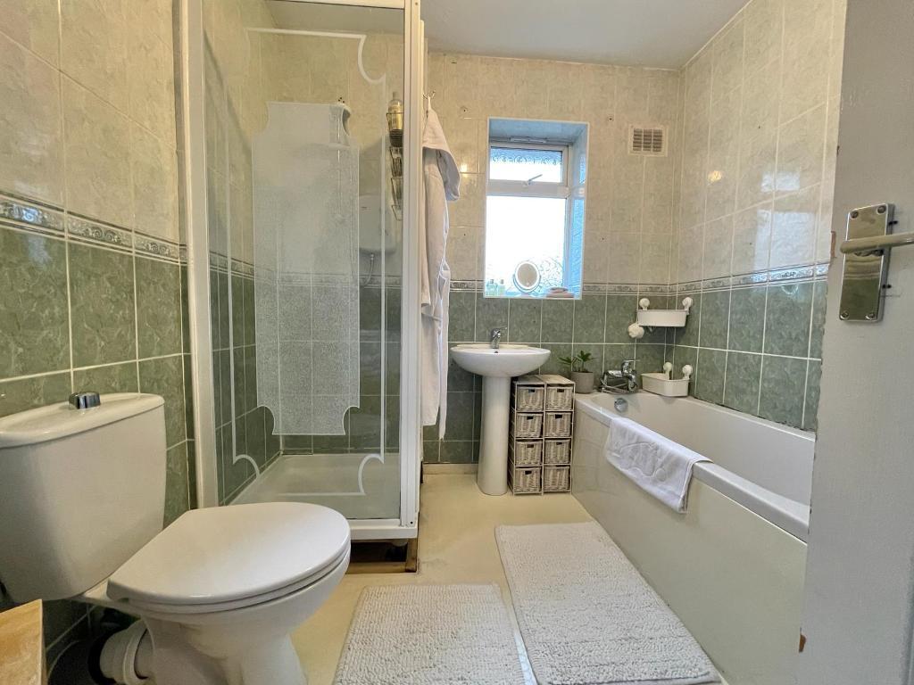 3 Bedroom Semi-Detached for Sale in West Bromwich, B71 3QN