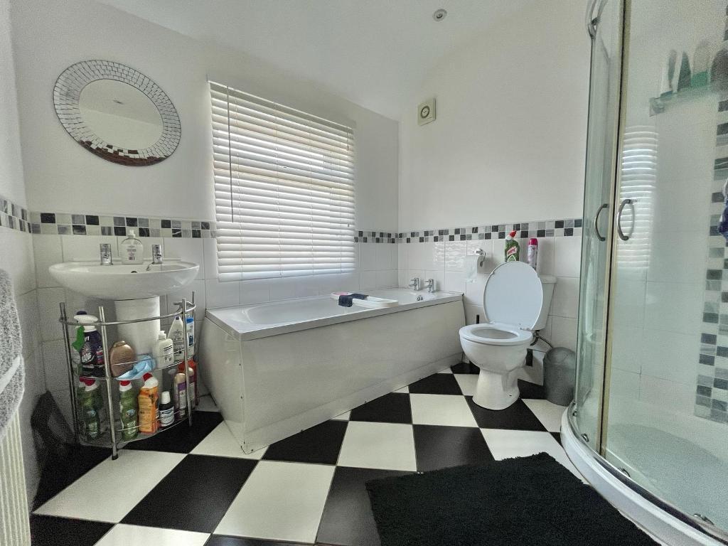 3 Bedroom Semi-Detached for Sale in West Bromwich, B71 3JT