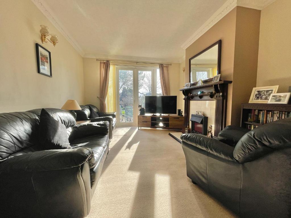 3 Bedroom Semi-Detached for Sale in West Bromwich, B71 3JT