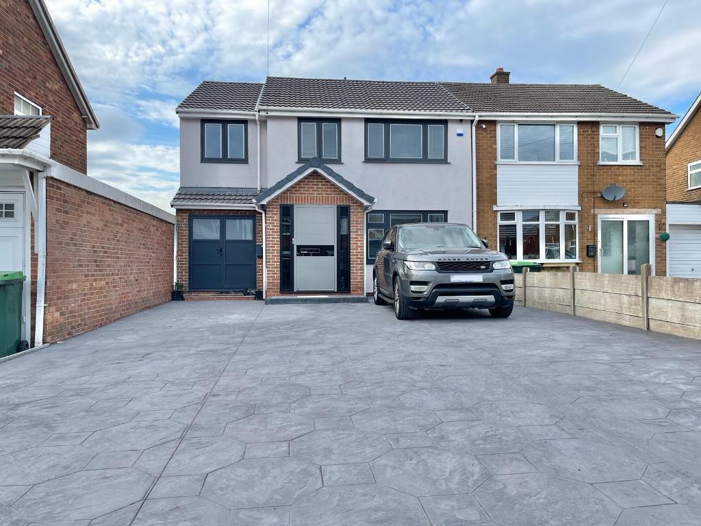 5 Bedroom Semi-Detached for Sale in Tipton, DY4 7LZ