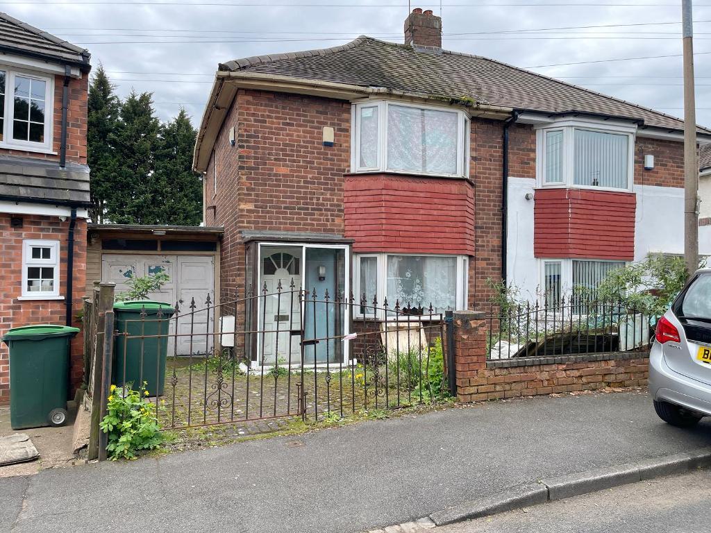 3 Bedroom Semi-Detached for Sale in West Bromwich, B70 0PN