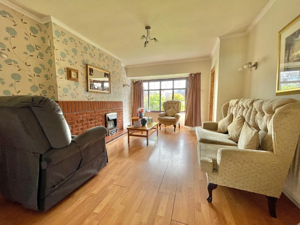 3 Bedroom Semi-Detached for Sale in West Bromwich, B70 0QZ