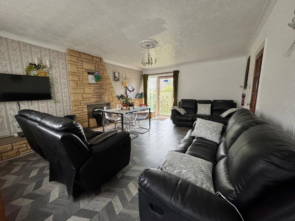 3 Bedroom Detached for Sale in West Bromwich, B71 3RR