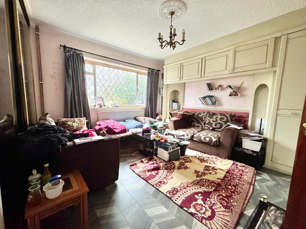 3 Bedroom Detached for Sale in West Bromwich, B71 3RR