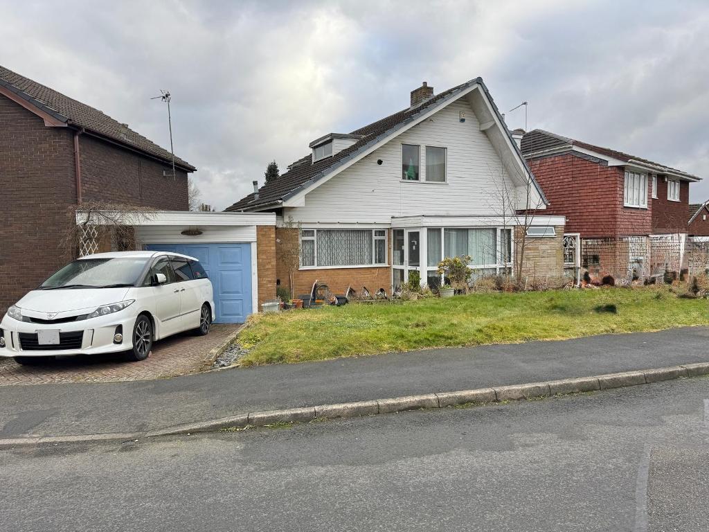 3 Bedroom Detached for Sale in West Bromwich, B71 3RR