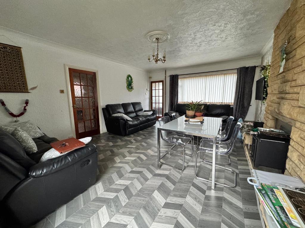 3 Bedroom Detached for Sale in West Bromwich, B71 3RR