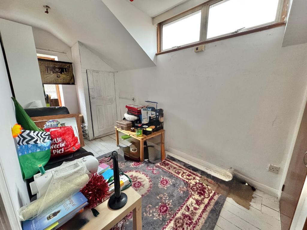 3 Bedroom Detached for Sale in West Bromwich, B71 3RR