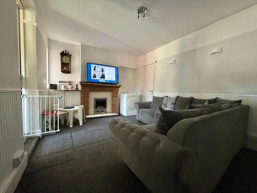 3 Bedroom Terraced for Sale in West Bromwich, B71 3HE