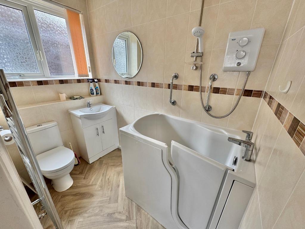 2 Bedroom Semi Detached Bungalow for Sale in Birmingham, B43 5BT