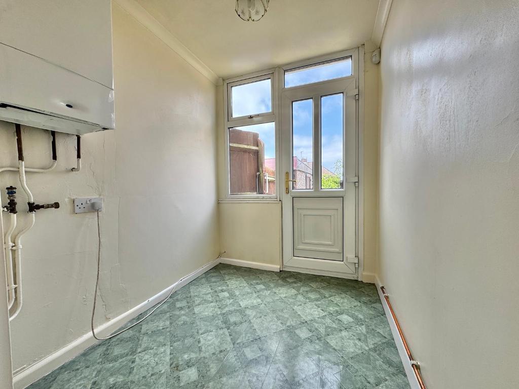 2 Bedroom Semi Detached Bungalow for Sale in Birmingham, B43 5BT