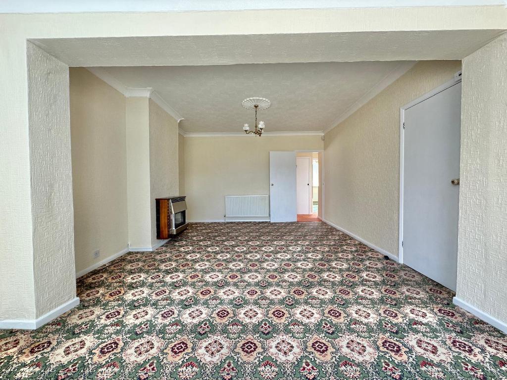 2 Bedroom Semi Detached Bungalow for Sale in Birmingham, B43 5BT