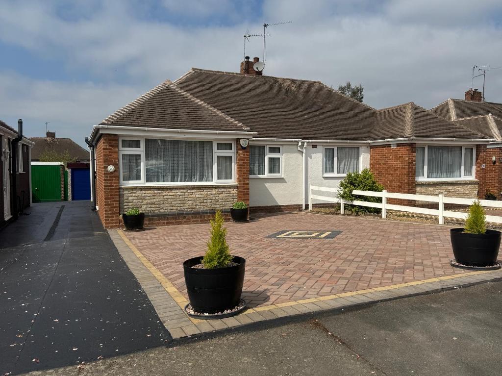 2 Bedroom Semi Detached Bungalow for Sale in Birmingham, B43 5BT