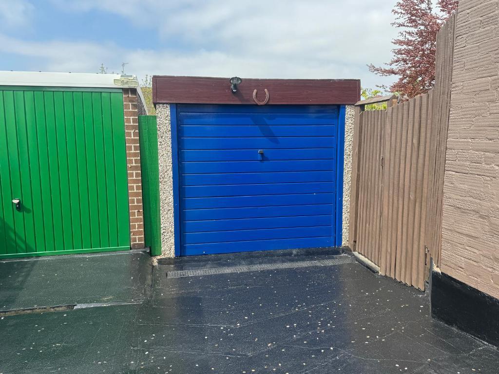 2 Bedroom Semi Detached Bungalow for Sale in Birmingham, B43 5BT