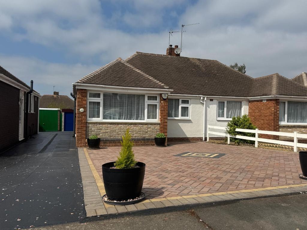 2 Bedroom Semi Detached Bungalow for Sale in Birmingham, B43 5BT