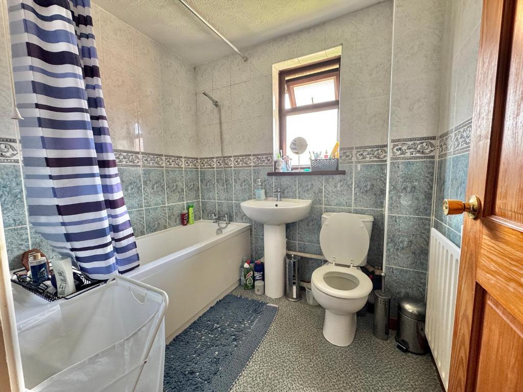 3 Bedroom Semi-Detached for Sale in West Bromwich, B71 1EF
