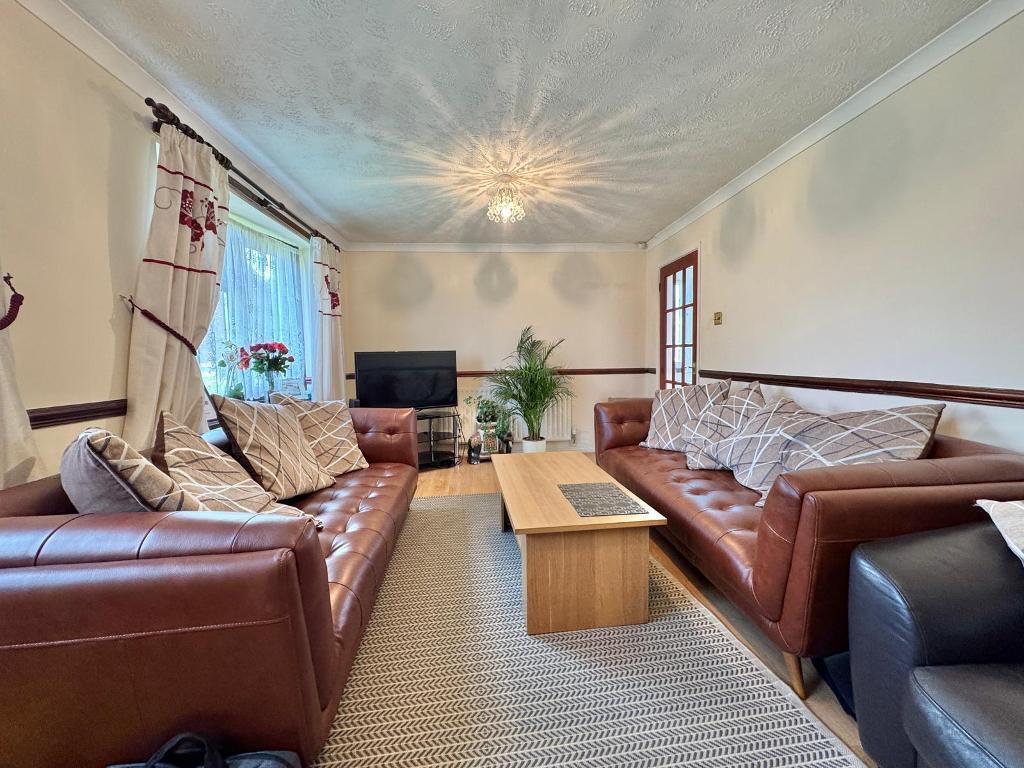 3 Bedroom Semi-Detached for Sale in West Bromwich, B71 1EF