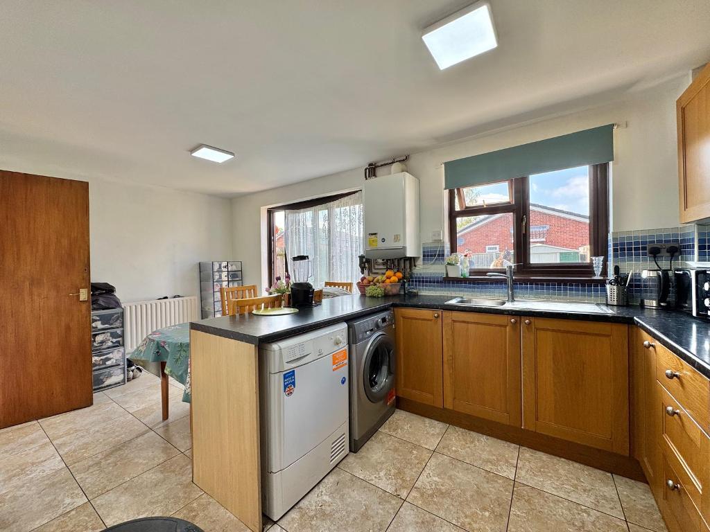 3 Bedroom Semi-Detached for Sale in West Bromwich, B71 1EF
