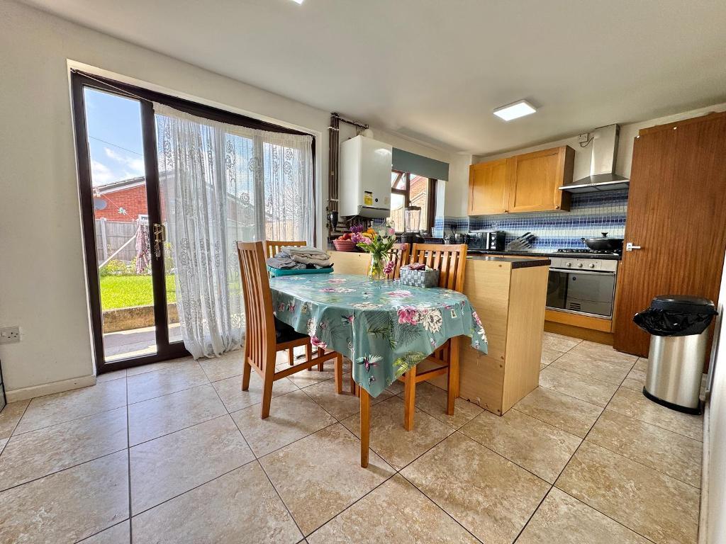 3 Bedroom Semi-Detached for Sale in West Bromwich, B71 1EF