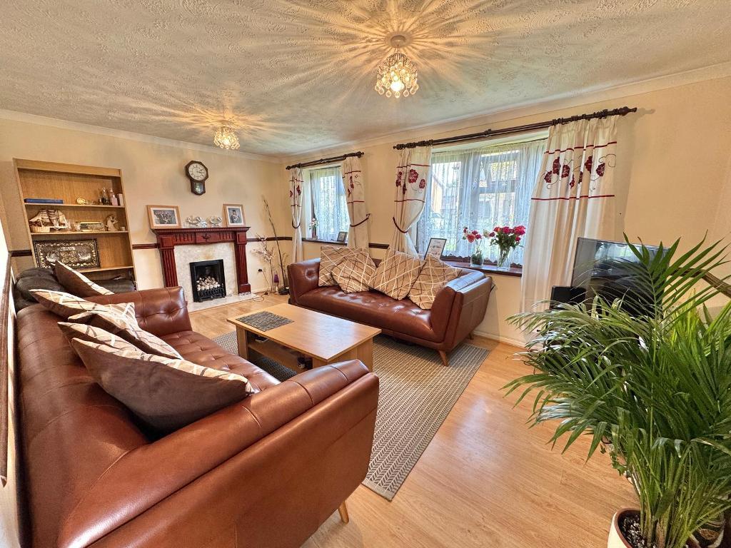 3 Bedroom Semi-Detached for Sale in West Bromwich, B71 1EF