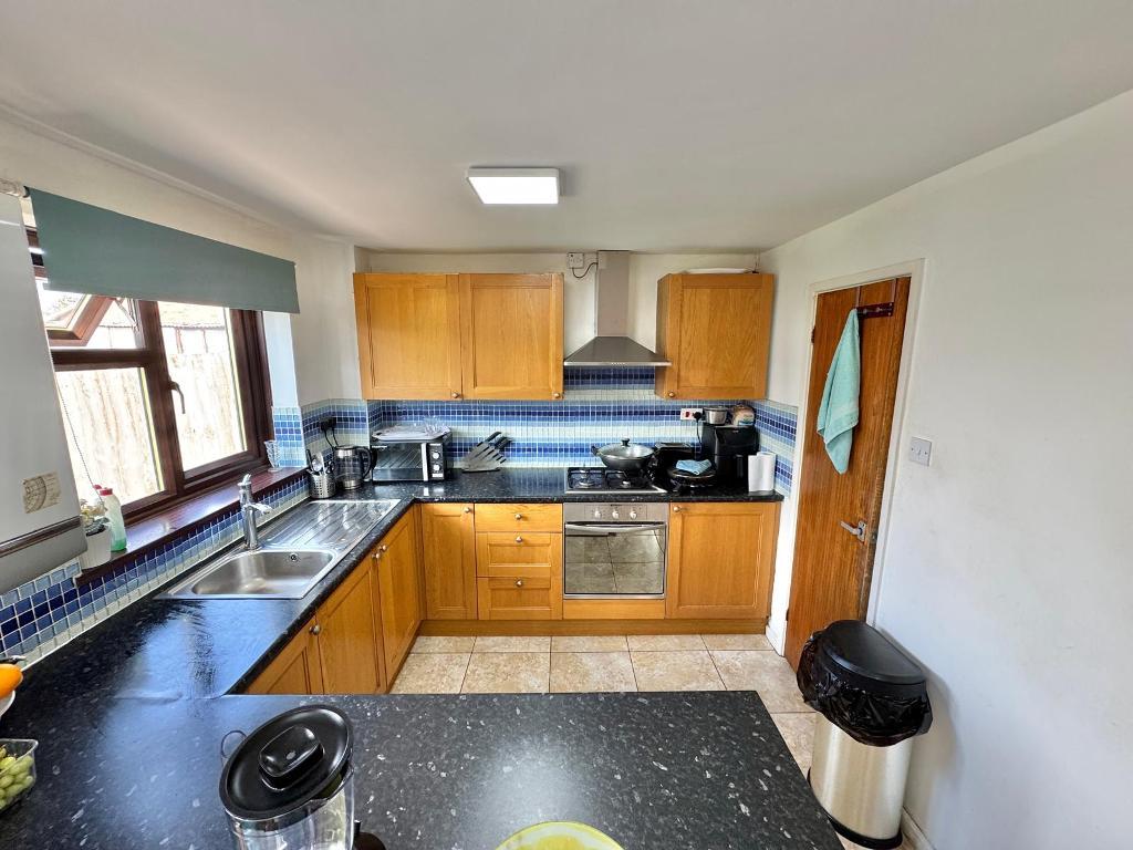 3 Bedroom Semi-Detached for Sale in West Bromwich, B71 1EF