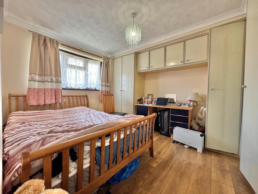 3 Bedroom Semi-Detached for Sale in West Bromwich, B71 1EF