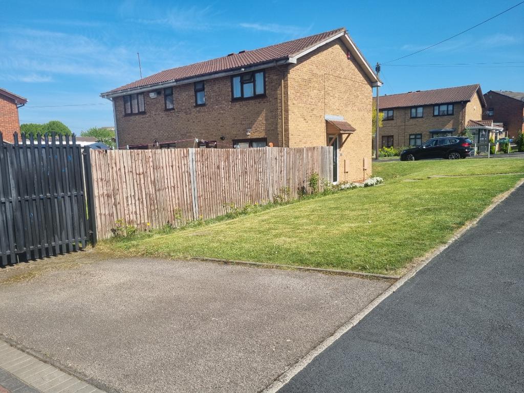 3 Bedroom Semi-Detached for Sale in West Bromwich, B71 1EF