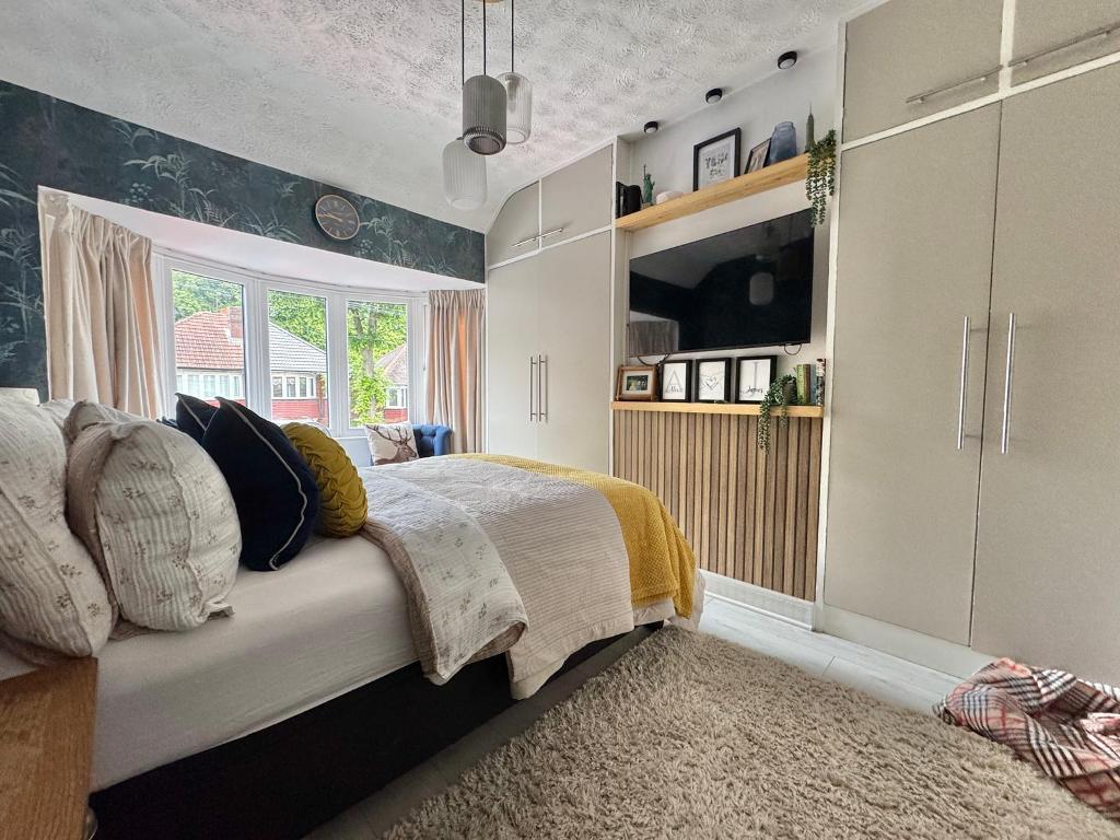 3 Bedroom Semi-Detached for Sale in West Bromwich, B71 2QG