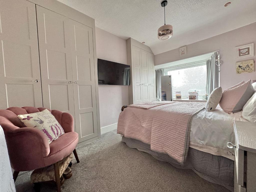 3 Bedroom Semi-Detached for Sale in West Bromwich, B71 2QG