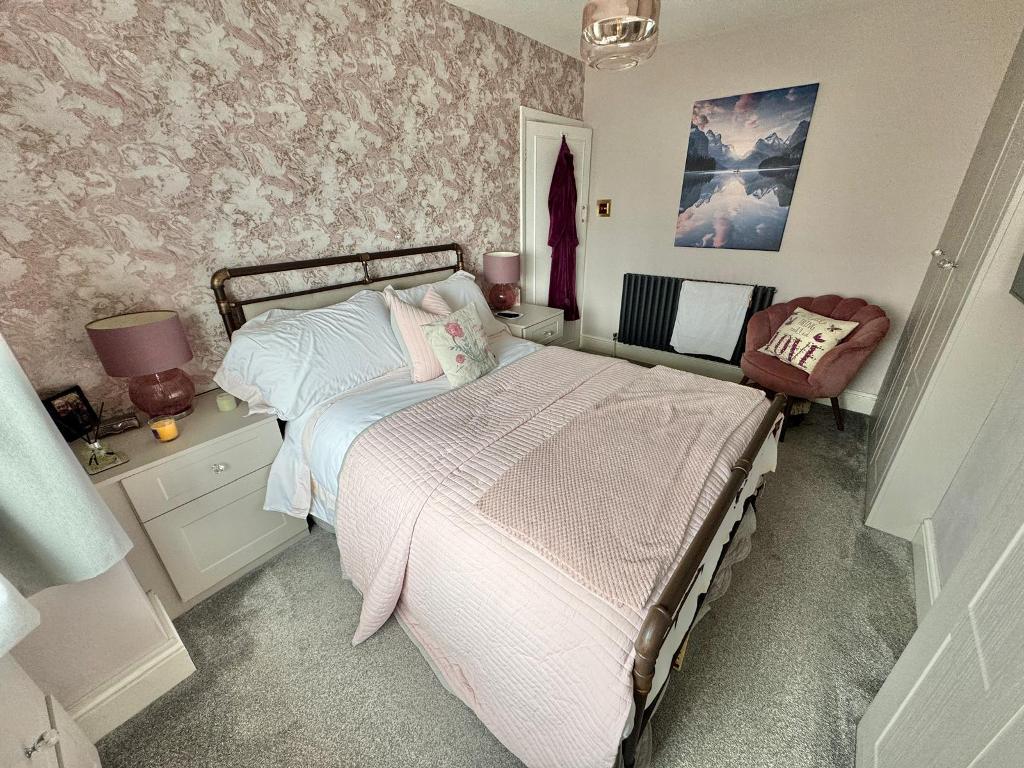 3 Bedroom Semi-Detached for Sale in West Bromwich, B71 2QG