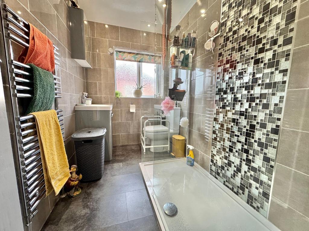 3 Bedroom Semi-Detached for Sale in West Bromwich, B71 2QG