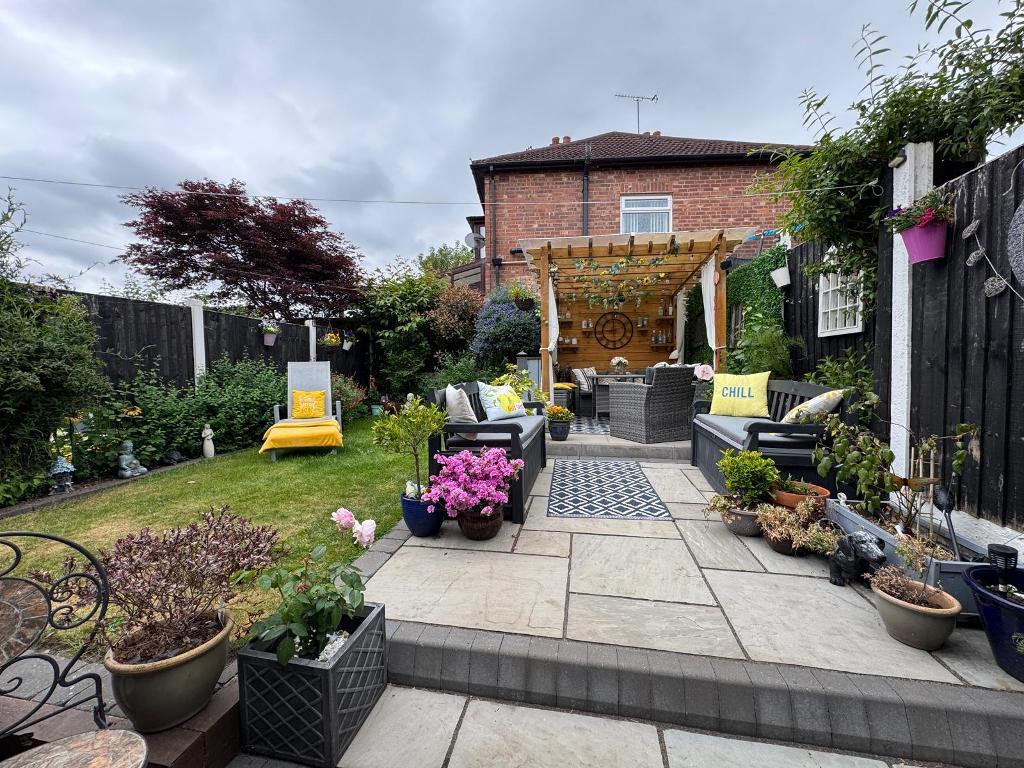 3 Bedroom Semi-Detached for Sale in West Bromwich, B71 2QG