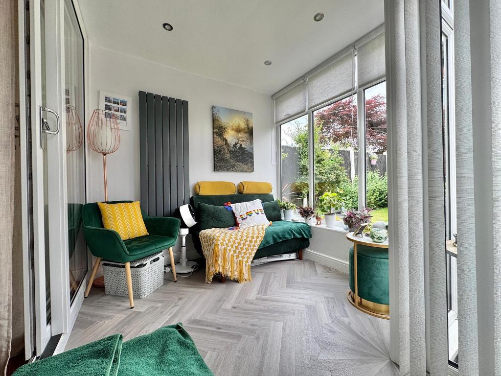 3 Bedroom Semi-Detached for Sale in West Bromwich, B71 2QG