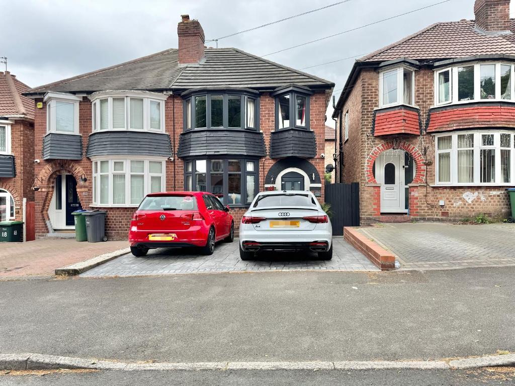 3 Bedroom Semi-Detached for Sale in West Bromwich, B71 2QG