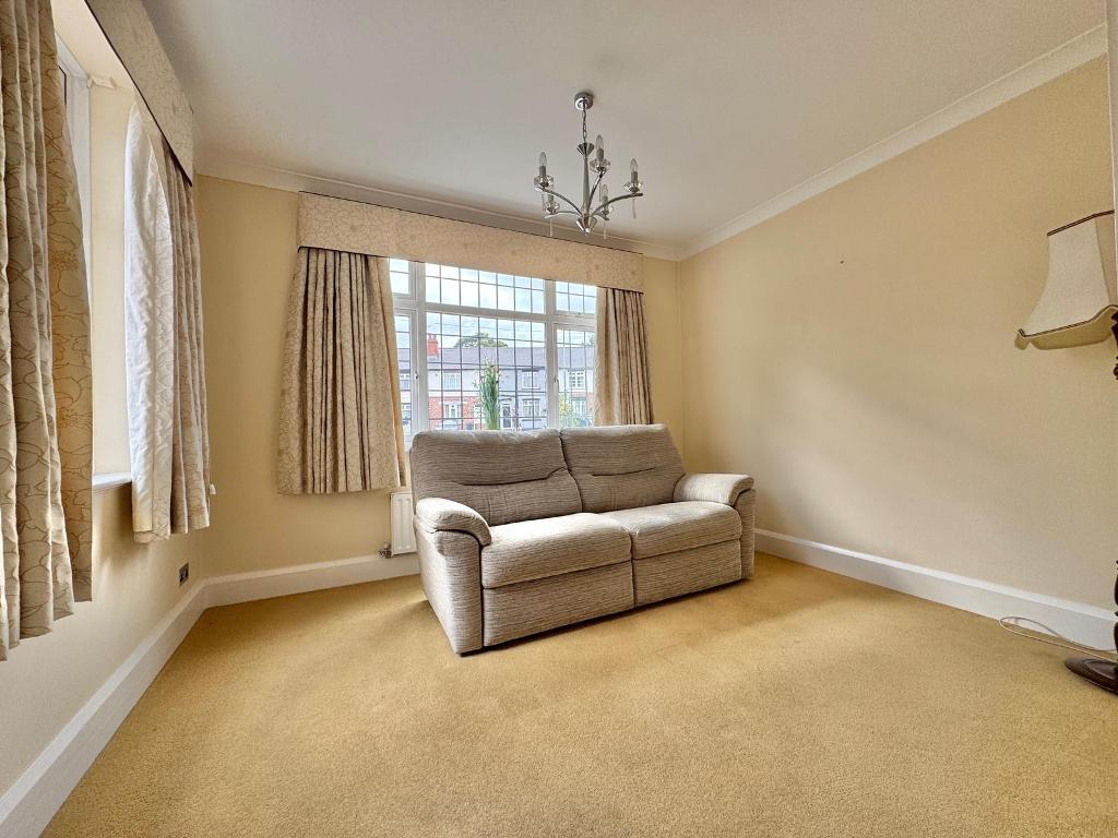3 Bedroom Detached for Sale in West Bromwich, B71 4DJ