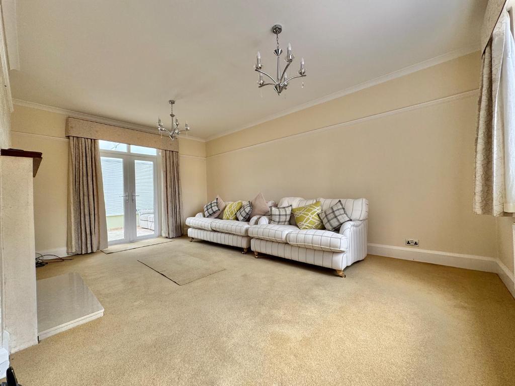 3 Bedroom Detached for Sale in West Bromwich, B71 4DJ