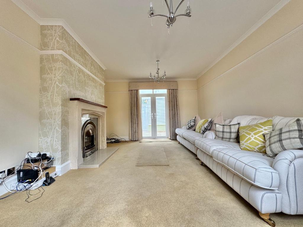 3 Bedroom Detached for Sale in West Bromwich, B71 4DJ