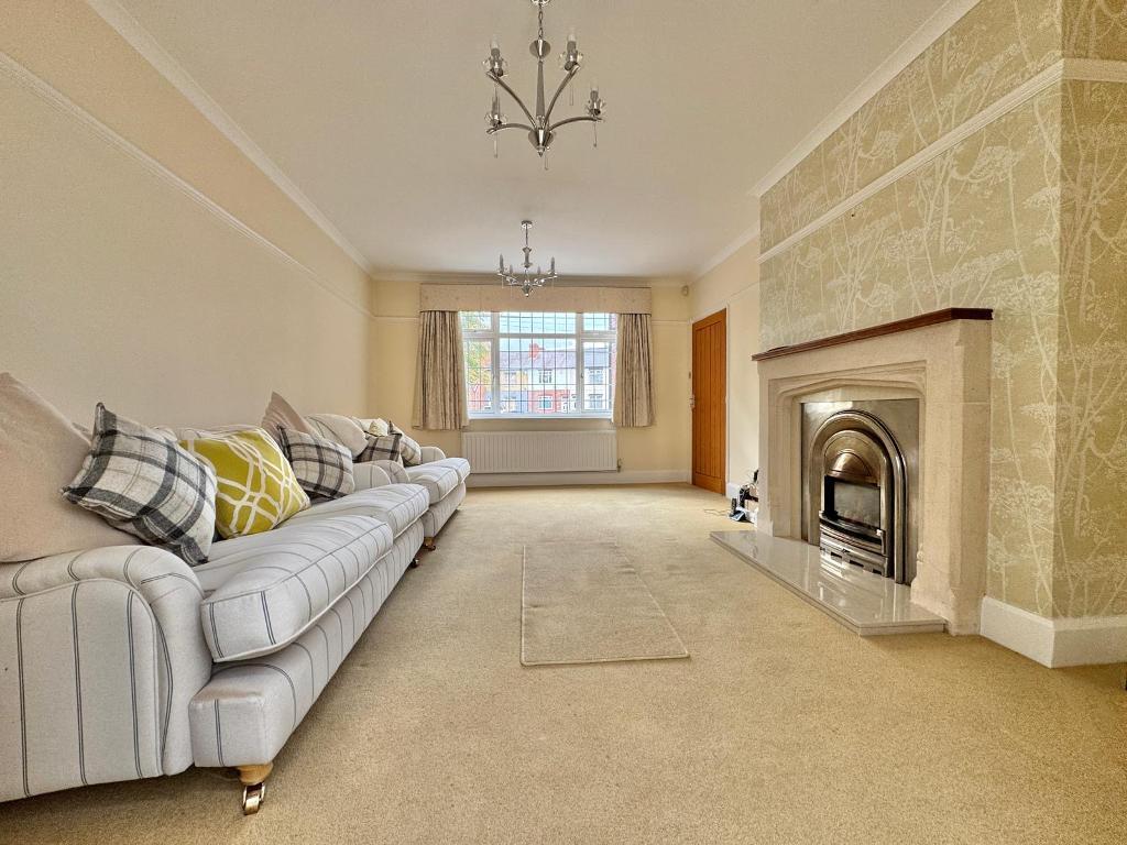 3 Bedroom Detached for Sale in West Bromwich, B71 4DJ